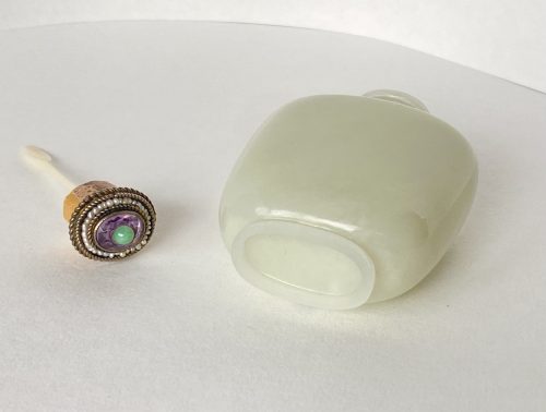Nephrite of flask form with mask and ring handles - Image 3